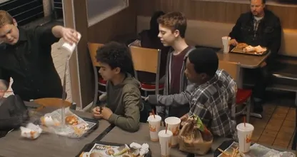バーガーキングでいじめられていた少年に対する他の客の反応が衝撃的