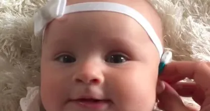 Wat ontroerend! Deze baby hoort voor eerst de stem van haar moeder!