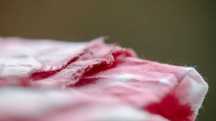 Zo krijg je vlekken van rood fruit uit je kleding