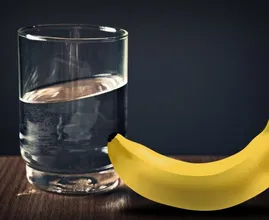 Pourquoi vous devriez commencer votre journée par une banane et un verre d’eau chaude