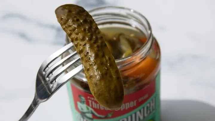 El mejor médico: Comer pepinillos y beber zumo de pepinillos todos los días durante un mes podría transformar su bienestar