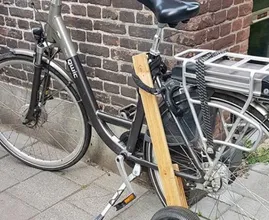 Politie waarschuwt: 'Zie jij iemand lopen met plank en wiel aan een fiets? Bel ons!'