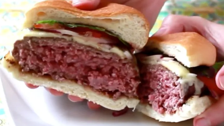 Ist es in Ordnung einen Hamburger zu essen, bei dem das Fleisch noch etwas rot ist?