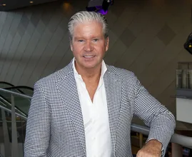 Dries Roelvink gaat viral met hilarische wijnproeverijen