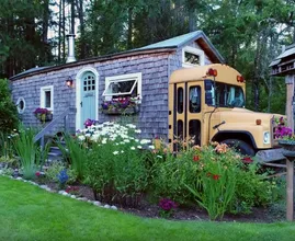 Transforming a school bus and an old container into a house – this family did it!