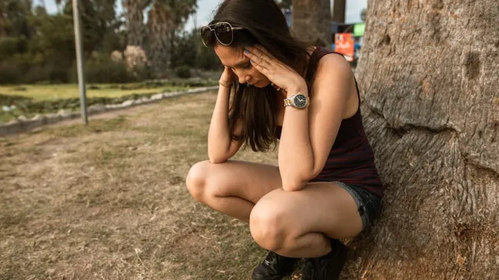 Una mujer sigue a un oso hasta el bosque después de que se le acercara inesperadamente en la parada del autobús
