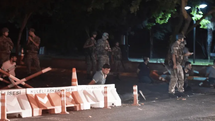 Er is een Coup in Turkije bezig nu! Het leger claimt de machtsovername! Wat een toestanden!