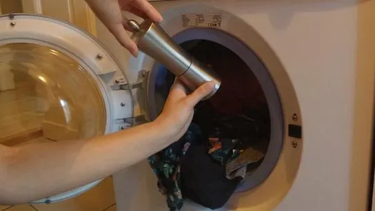 Ze gooit zwarte peper in de wasmachine, de reden? Dit is echt heel erg handig!