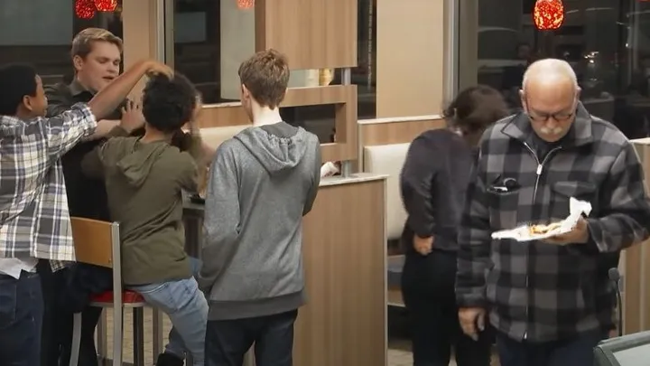 Adolescentes praticam bullying contra garoto no Burger King e não percebem o homem no banco
