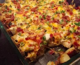 Dieses Ofengericht mit Kartoffeln und Hühnchen ist super lecker für das Wochenende!