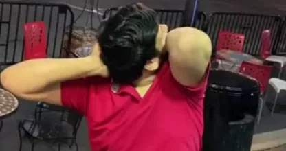 ¡Extraño! Este hombre puede girar la cabeza casi 180 grados.