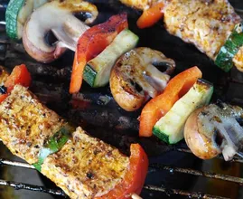 Zo maak je een barbecue met oude vetresten schoon