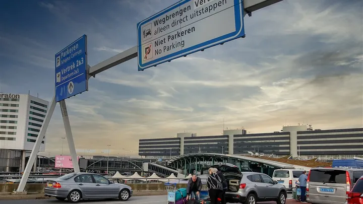 Schiphol en KLM doen oproep aan reizigers: 'Neem morgen de trein naar het vliegveld'