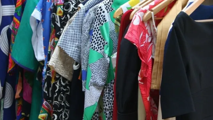 Kleding verkopen op de vrijmarkt? Zo gaat dat veel makkelijker