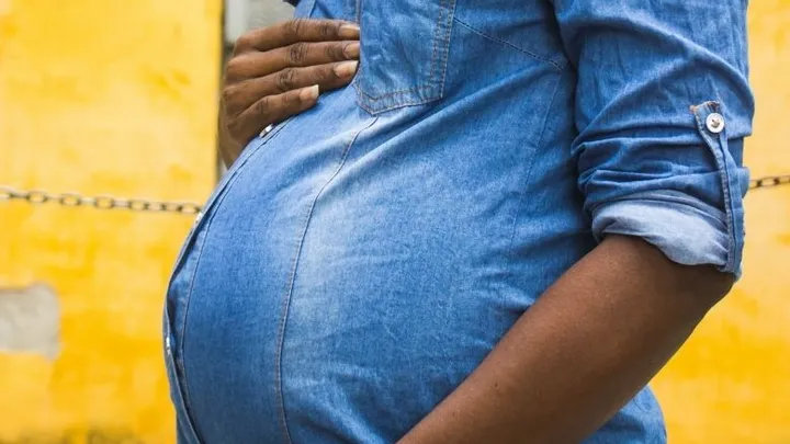 Une femme donne d'abord naissance à un bébé, puis à des jumeaux à peine 26 jours plus tard