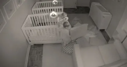 Hilarisch én erg herkenbaar: ouders leggen de slapeloze nacht van hun peuter-tweeling vast...