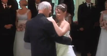 Deze bruid danst op haar bruiloft met haar vader, maar wat ze dan doen verwacht niemand! Wauw!