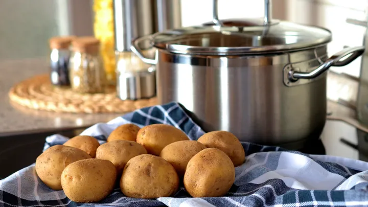 Met deze aardappelschil-hack bespaar je zeeën van tijd
