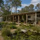 Cette petite maison hétéroclite cache un véritable palais à l'intérieur – Venez jeter un œil !