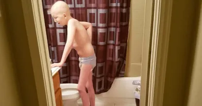 HEFTIG: deze moeder deelt een hartverscheurende foto van haar zieke zoon: "Dit doet kanker met een mens"