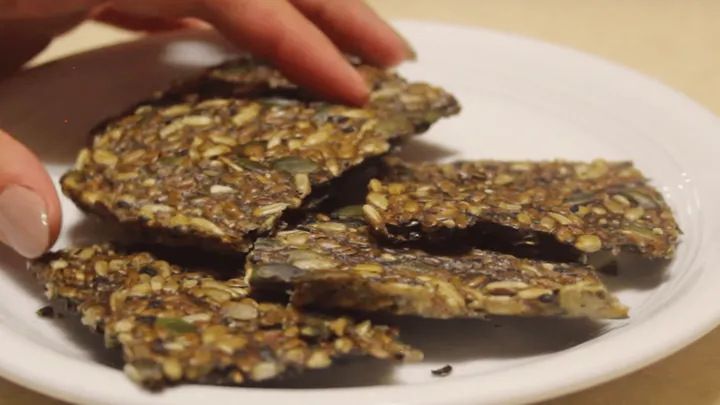 Lecker und gesund! Backe dein eigenes Knäckebrot mit nur 3 Zutaten!