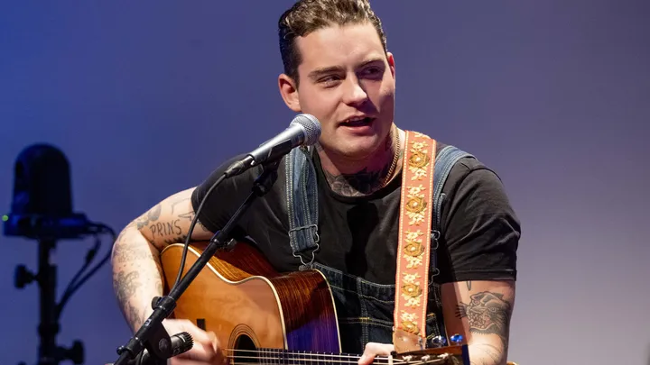 Douwe Bob vindt coronapaspoort discriminatie en cancelt tournee 