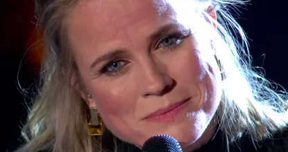 Ilse DeLange ontroert kijkers door in het Nederlands te zingen