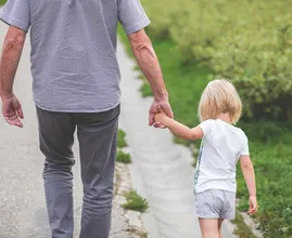 Brits stel krijgt kleinkind van hun overleden zoon met behulp van een draagmoeder