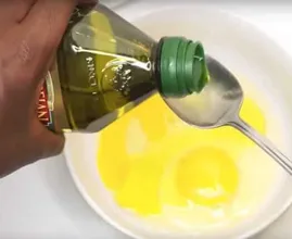 Ecco perché dovresti strofinare l'uovo sui capelli ogni settimana