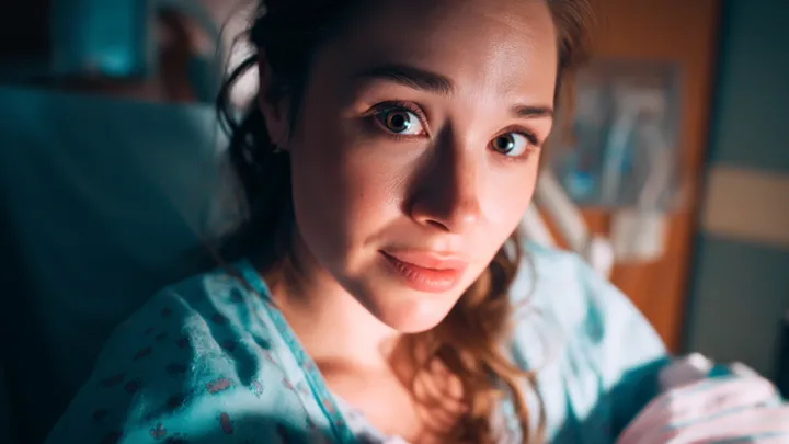 A mãe não faz ideia de por que os médicos pedem para o pai ir embora - ela está aterrorizada com o que aparece..