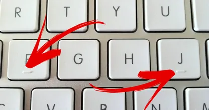 Das DAS der Grund für die Streifen auf den 'J' und 'F' Tasten der Tastatur ist, hätten wir nie erraten..