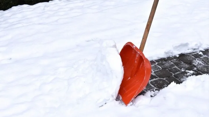 Om deze redenen kun je je stoep beter niet sneeuwvrij maken