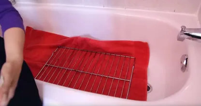 Waarschijnlijk heb je je ovenrek al je hele leven verkeerd schoongemaakt!