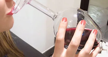 Er is nu een wijnglas dat je ondersteboven vasthoudt om eruit te kunnen drinken. Zo fop je je vrienden!