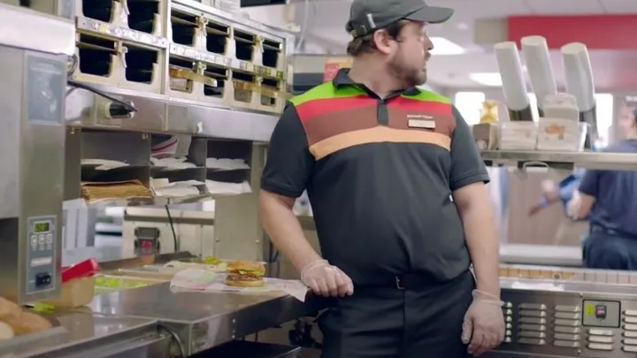 Adolescentes praticam bullying contra garoto no Burger King e não percebem o homem no banco