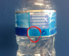 Aha! Das bedeuten diese komischen Zeichen auf den Plastikflaschen! Hätten wir das früher gewusst!