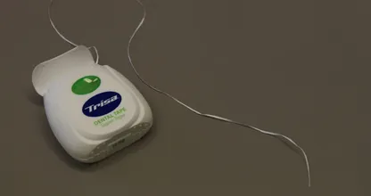 Gooi jij weleens gebruikt flosdraad in de wc? Hierom zou je dat nóóit moeten doen, bah!