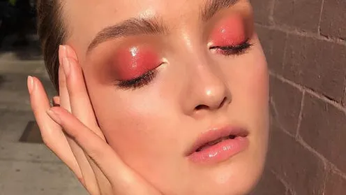 Ophef over nieuwe 'migrainepose' op Instagram: 'Mijn ziekte is geen beautytrend'