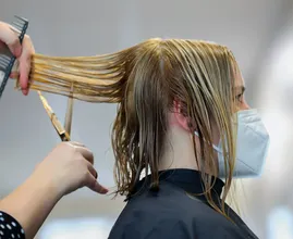 Waarom je bij de kapper altijd naar beneden moet kijken