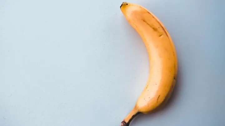 Door een bananenschil op je voorhoofd te leggen los je déze veel voorkomende kwaal op!