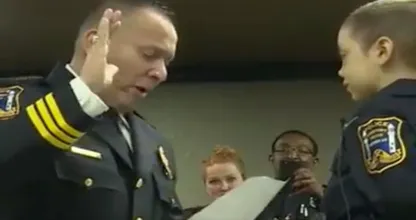 Viral video: meisje (6) met kanker wordt beëdigd als politieagente