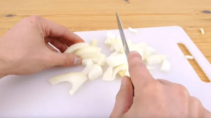 Zo snij je een ui! Dit is echt de makkelijkste manier om een uit te snijden!
