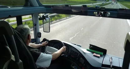 Schandalig: buschauffeur in eigen bus aangevallen met een bijtende vloeistof.. Politie zoekt getuigen!
