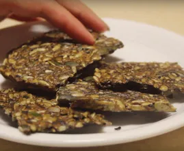 Lecker und gesund! Backe dein eigenes Knäckebrot mit nur 3 Zutaten!