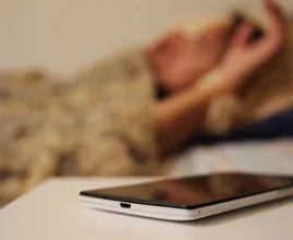 ¿Siempre cargas tu teléfono de noche? No deberías hacer eso nunca más y esta es la razón