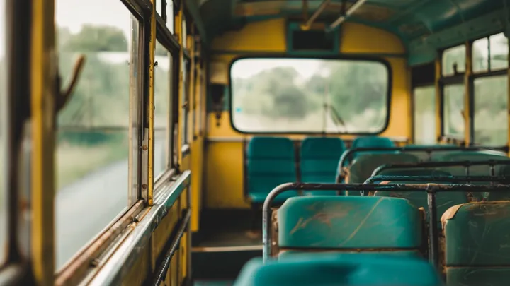 Een jongen ruikt iets vreemds in de schoolbus, kijkt één keer naar de chauffeur en belt 911