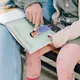 El club de lectura en braille da a los niños ciegos acceso a la alfabetización