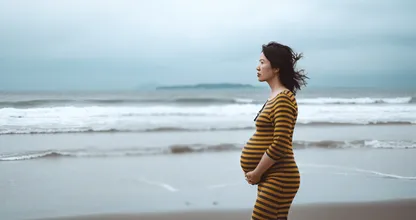 임신한 아내를 촬영하던 남성이 배경에서 놀라운 것을 발견합니다