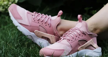 Met deze geniale lifehack verwijder je die lelijke kreukels uit je sneakers