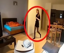 Haushälterin hatte keine Ahnung, dass sie gefilmt wurde - was der Besitzer aufnahm, war seltsam